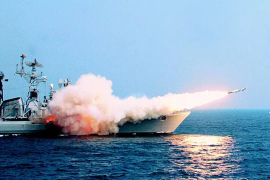 Theo phía Ấn Độ, BrahMos được xem là tên lửa hành trình đối hạm bay nhanh nhất thế giới, có thể phóng từ tàu chiến, tàu ngầm, trên mặt đất cũng như từ chiến đấu cơ.