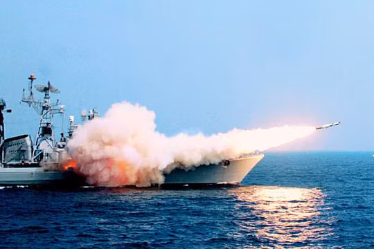 Theo phía Ấn Độ, BrahMos được xem là tên lửa hành trình đối hạm bay nhanh nhất thế giới, có thể phóng từ tàu chiến, tàu ngầm, trên mặt đất cũng như từ chiến đấu cơ.