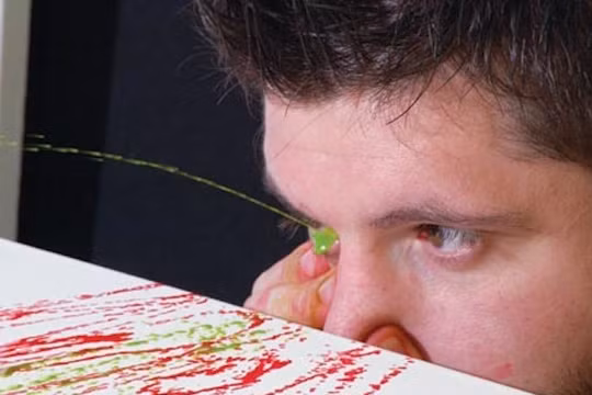 Dị nhân: Hoạ sĩ vẽ tranh bằng mắt