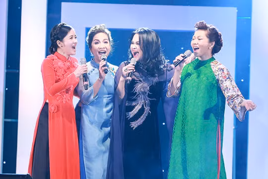 Bộ tứ ca Hồng Nhung, Mỹ Linh, Thanh Lam, Hà Trần.