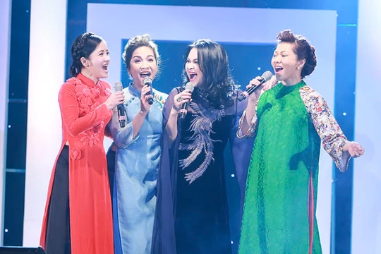 Bộ tứ ca Hồng Nhung, Mỹ Linh, Thanh Lam, Hà Trần.