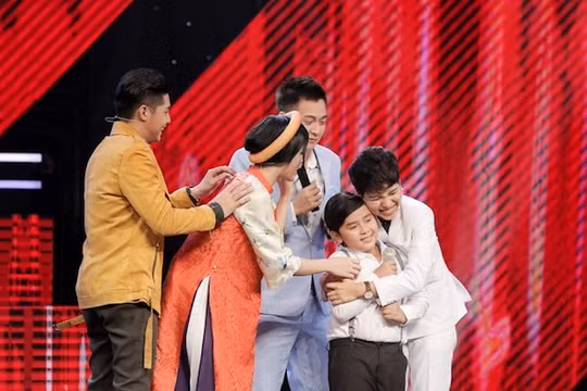 Ngay khi bài hát kết thúc, các huấn luyện viên đã rời “ghế nóng,” tiến thẳng lên sân khấu.