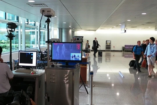 Hàng loạt màn hình tại Tân Sơn Nhất hiển thị nội dung không phù hợp. (Ảnh minh họa)