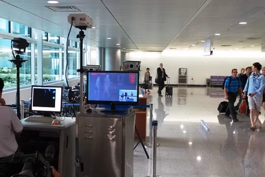 Hàng loạt màn hình tại Tân Sơn Nhất hiển thị nội dung không phù hợp. (Ảnh minh họa)