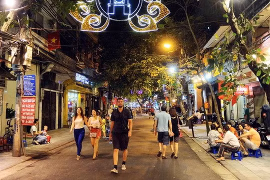 thời gian tổ chức phố đi bộ quanh khu vực hồ Hoàn Kiếm từ 19h00 thứ sáu đến 24h00 chủ nhật hàng tuần, bắt đầu từ ngày 1/9.