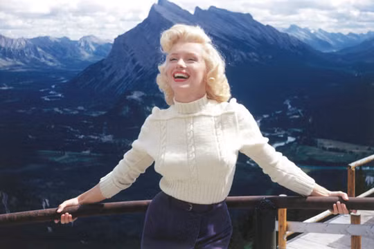 Đã 90 năm trôi qua kể từ khi cô bé Norma Jeane Mortenson (Marilyn Monroe) ra đời. Tuy vậy, cho đến nay, cuộc đời, sự nghiệp và con người của Marilyn vẫn là đề tài gây tranh cãi. 