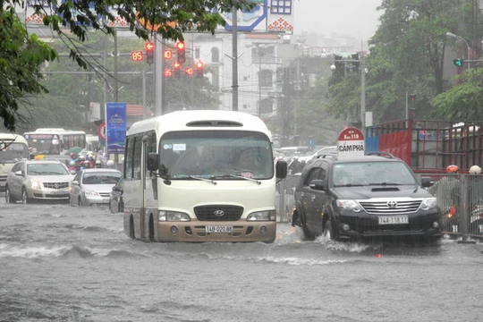 Nhiều tuyến đường tại phường Hồng Gai (TP Hạ Long, tỉnh Quảng Ninh) ngập trong biển nước