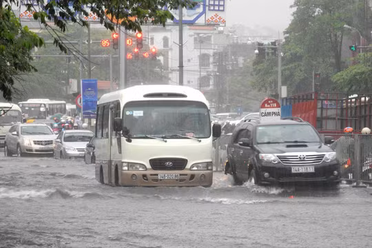 Nhiều tuyến đường tại phường Hồng Gai (TP Hạ Long, tỉnh Quảng Ninh) ngập trong biển nước