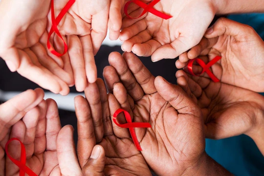 Ước tính có 260.000 người chung sống với HIV tại Việt Nam tính đến năm 2016.