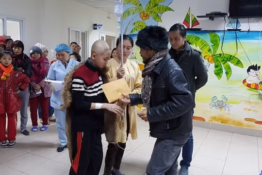 Trần Lập tự tay trao quà cho các bệnh nhân. (Ảnh: FBNV)