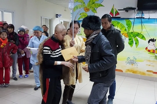 Trần Lập tự tay trao quà cho các bệnh nhân. (Ảnh: FBNV)