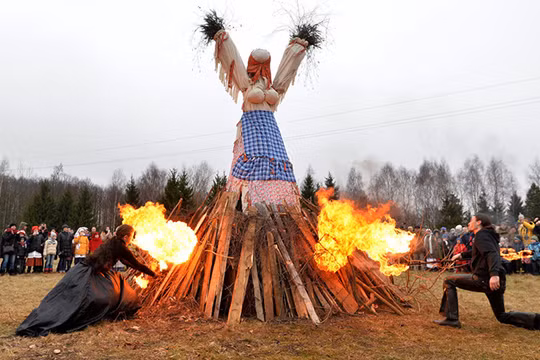 Những người tham gia lễ hội tại Bảo tảng Quốc gia về Kiến trúc và Văn hóa Dân gian Belarussia đốt một cô bù nhìn bằng rơm.