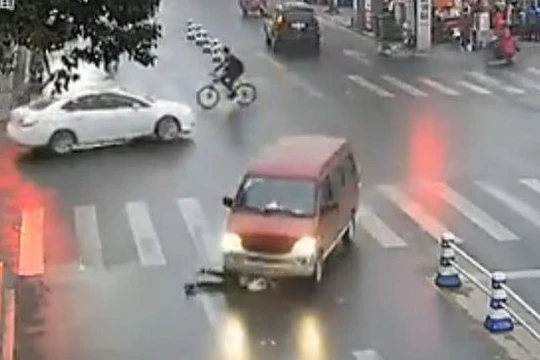 Video: Thót tim xem giải cứu cô gái bị ô tô chèn ngang người