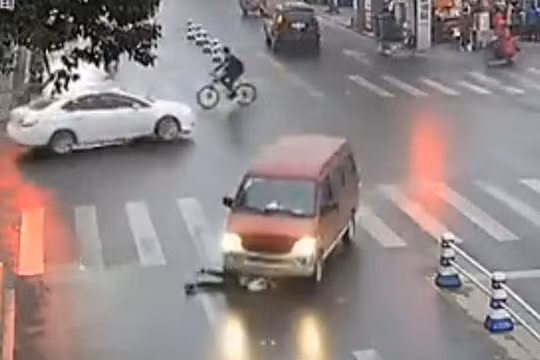 Video: Thót tim xem giải cứu cô gái bị ô tô chèn ngang người