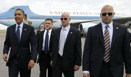 Tổng thống Obama (bìa trái) được các mật vụ bảo vệ trong một lần đáp xuống sân bay Tampa (Mỹ) - Ảnh: AFP