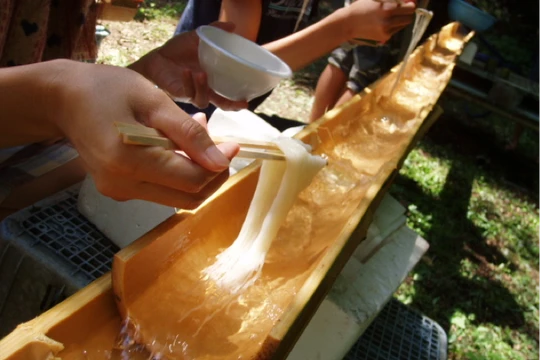 Nagashi-somen là một trong những món ăn truyền thống của người Nhật được dùng vào mùa hè. 