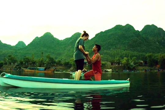 Thành quỳ cầu hôn Jamie trên thuyền ở sông Son, Phong Nha