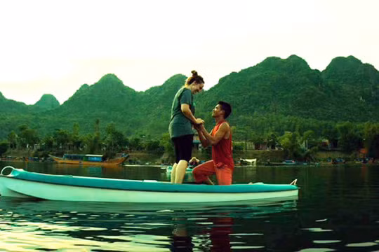 Thành quỳ cầu hôn Jamie trên thuyền ở sông Son, Phong Nha