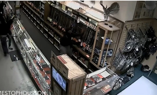 Video: Táo tợn phá cửa cướp súng kiểu Mỹ 