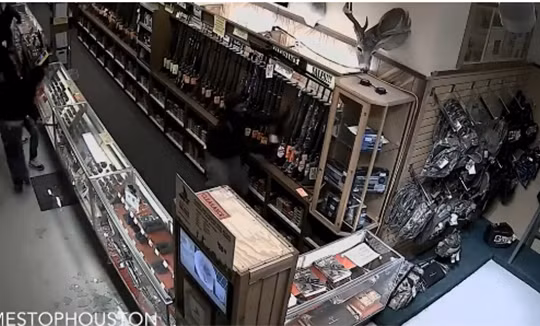 Video: Táo tợn phá cửa cướp súng kiểu Mỹ 