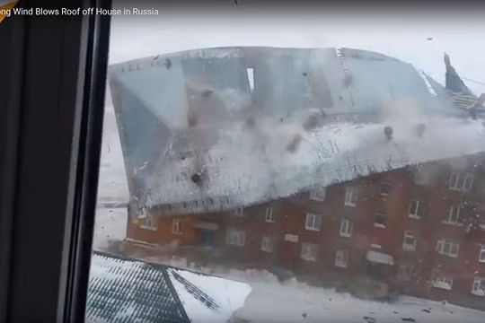 Video: Gió thổi bay mái nhà 5 tầng