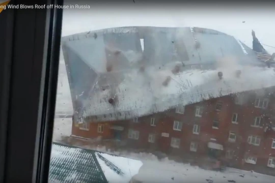 Video: Gió thổi bay mái nhà 5 tầng