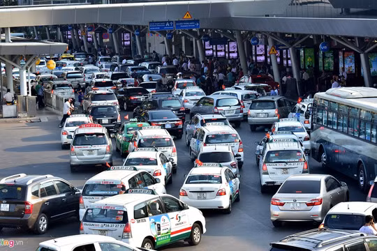 Bên trong khu vực nhà ga quốc nội xe cộ cũng chật cứng do người dân đổ về sân bay tăng đột biến.