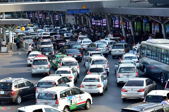 Bên trong khu vực nhà ga quốc nội xe cộ cũng chật cứng do người dân đổ về sân bay tăng đột biến.
