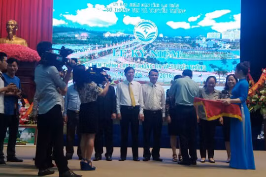 Ông Lê Văn Nghiêm - Cục trưởng Cục Thông tin đối ngoại Bộ thông tin và Truyền thông trao tặng kỷ niệm chương cho các cá nhân có thành tích xuất sắc của Sở Thông tin và Truyền thông tỉnh Lai Châu.