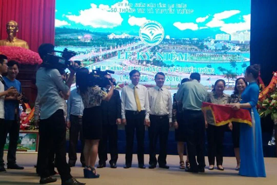 Ông Lê Văn Nghiêm - Cục trưởng Cục Thông tin đối ngoại Bộ thông tin và Truyền thông trao tặng kỷ niệm chương cho các cá nhân có thành tích xuất sắc của Sở Thông tin và Truyền thông tỉnh Lai Châu.