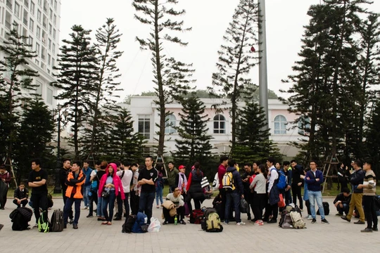 Hàng trăm người sẵn sàng xếp hàng qua đêm chờ siêu phẩm Galaxy S7 edge