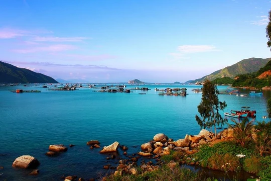 vịnh Vũng Rô sẽ làm say lòng du khách với một vùng non xanh nước biếc hòa quyện vào nhau nên thơ và hùng vĩ.