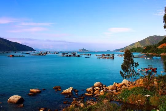 vịnh Vũng Rô sẽ làm say lòng du khách với một vùng non xanh nước biếc hòa quyện vào nhau nên thơ và hùng vĩ.