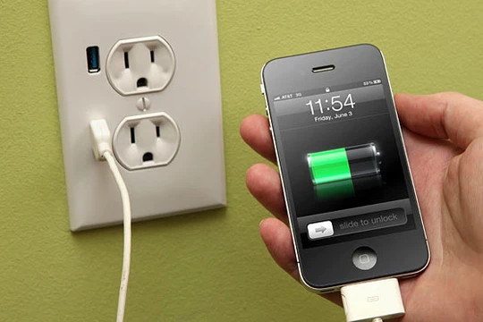 Nếu bạn nhận thấy thiết bị nóng lên khi sạc, hãy tháo vỏ đầu tiên.