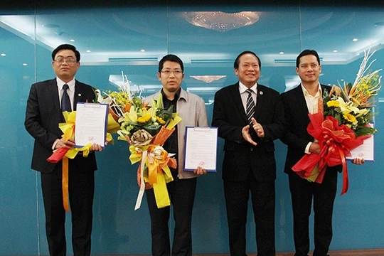 Thứ trưởng Bộ TT&TT Trương Minh Tuấn trao quyết định bổ nhiệm cho các cán bộ lãnh đạo của Cục Báo chí, Nhà xuất bản TT&TT và Cục PTTH&TTĐT (Nguồn ảnh: mic.gov.vn)
