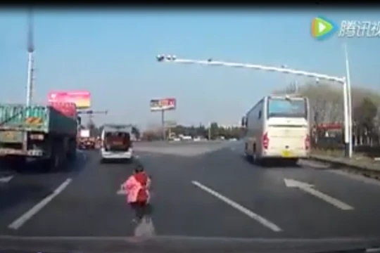 Video: Rùng mình em bé rơi xuống từ ôtô đang chạy 