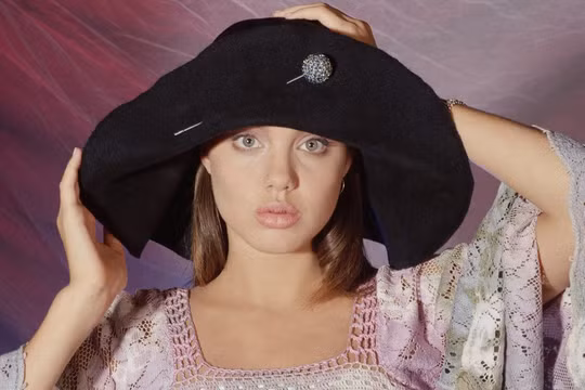 Ngắm Angelina Jolie trong veo tuổi 15