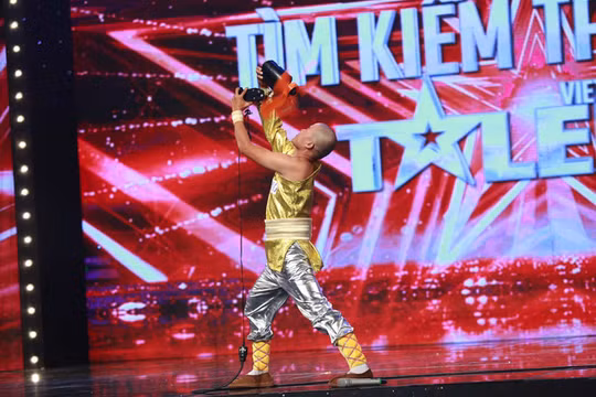 Video: “Đau tim” với thí sinh dùng lưỡi chặn cánh quạt