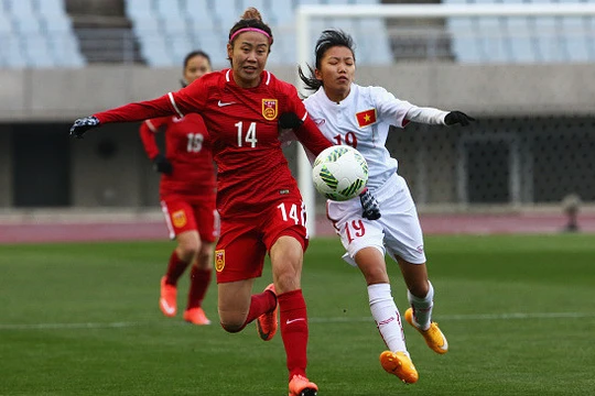 Chiều 29/2, ĐT nữ Việt Nam (áo trắng) đã bước vào trận đấu ra quân gặp ĐT nữ Trung Quốc ở vòng loại thứ 3 Olympic Rio 2016