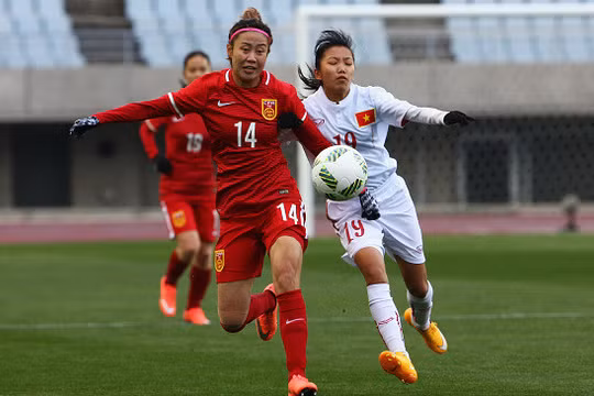 Chiều 29/2, ĐT nữ Việt Nam (áo trắng) đã bước vào trận đấu ra quân gặp ĐT nữ Trung Quốc ở vòng loại thứ 3 Olympic Rio 2016