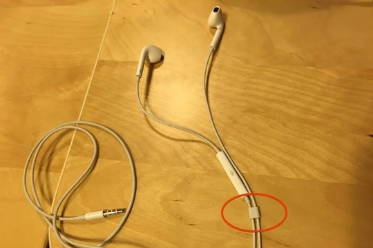 Chi tiết giúp tai nghe iPhone chống rối ít người biết. Ảnh: Lifehack. 