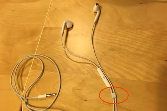 Chi tiết giúp tai nghe iPhone chống rối ít người biết. Ảnh: Lifehack. 