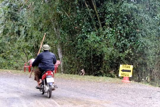  Đường vào phim trường ở thôn Yên Phú