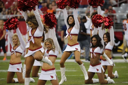 Hoạt náo viên vốn xuất hiện từ cuối thế kỷ 19 và chỉ có nam giới nhưng theo thời gian, hiện tại 97% hoạt náo viên là những cô gái nóng bỏng và quyến rũ.