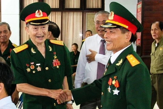 Đại tá tình báo đặc công Tư Cang (trái) vui mừng bên đồng đội.