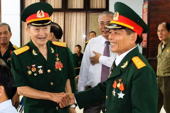 Đại tá tình báo đặc công Tư Cang (trái) vui mừng bên đồng đội.