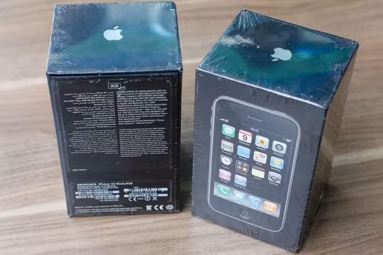 iPhone 3G là đời iPhone thứ hai được Apple trình làng từ tháng 7/2008 và dừng bán từ giữa năm 2010. Sau gần 10 năm, mẫu iPhone đời đầu hàng mới vẫn được dân sưu tập điện thoại săn lùng với giá cao.