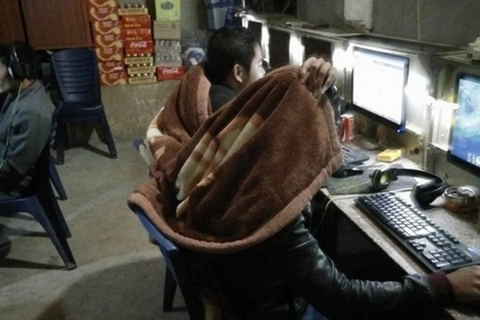 Game thủ trùm chăn trong quán net vì đam mê cày game