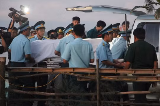 5g sáng 18-6, thi thể phi công Trần Quang Khải được đưa vào bờ.