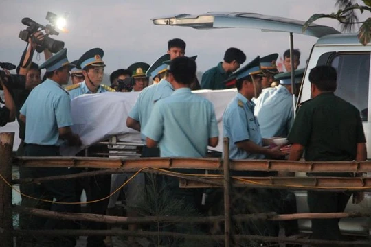 5g sáng 18-6, thi thể phi công Trần Quang Khải được đưa vào bờ.